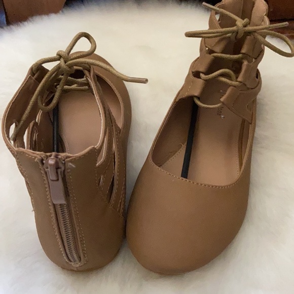 Beautiful lace-up flats in size 7.5 - Picture 2 of 4